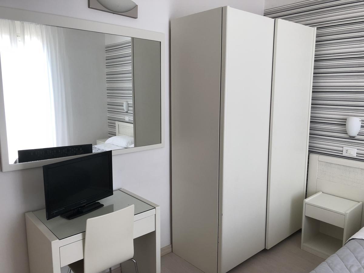 Hotel Stella Polare Римини Экстерьер фото